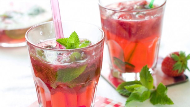 Hausgemachte Erdbeer-Rhabarber-Limonade