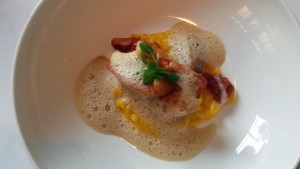 Ravioli von Auberginen und Parmesan mit Kaisergranat, Zitronensauce und Schnittlauch