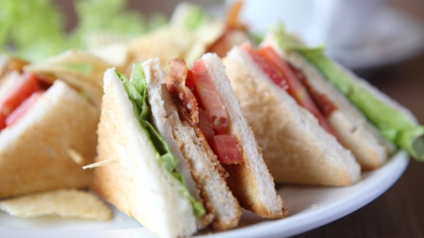 Rezept: Gurkensandwich mit Lachscreme und Club-Sandwich