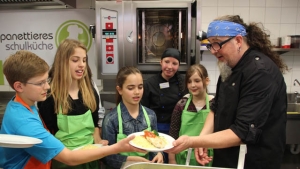 Spitzenkoch Marquard „rockt“ die Schulküche