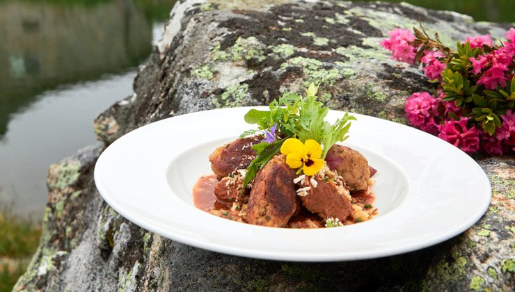 Rindsgulasch mit Steinpilz-Bergkäse-Nockerl und Wildkräuter-Salat