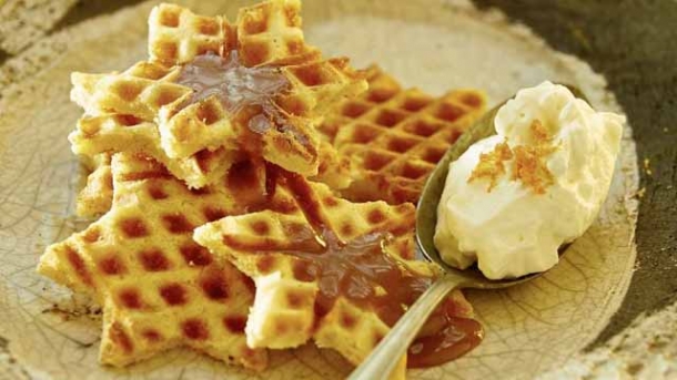 Rezept: Orangen-Buttermilch Waffelsterne mit Toffeesauce