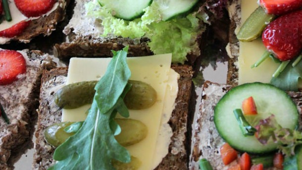 Gesundes Pausenbrot: Roggenbrot mit Ei, Käse und Essiggurken