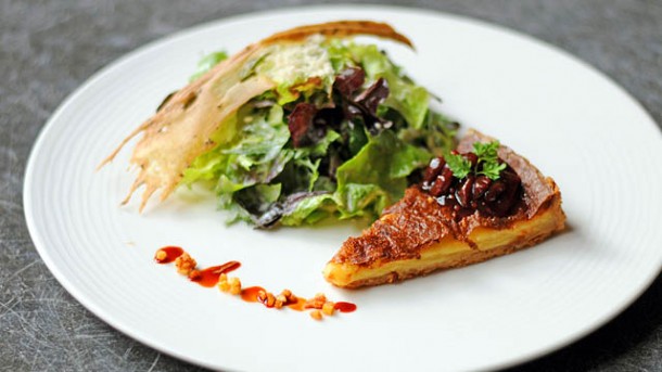 Handkäskuchen mit Senfkorn – Sauerkirschen und Eichblattsalat
