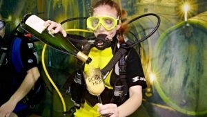 Weltweit 1. Unterwasser-Weinprobe ein großer Erfolg