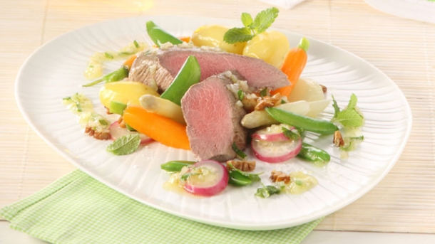 Rezept: Pochiertes Lammrückenfilet mit lauwarmer Minz-Vinaigrette auf Frühlingsgemüse