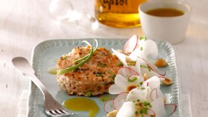 Angebratenes Lachsforellen-Tatar mit Senföl und Rettichsalat