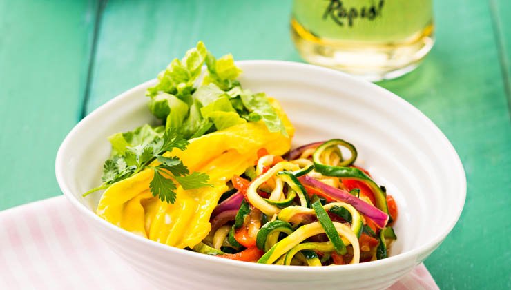 Rezept: Zoodles mit Wok-Gemüse, Rührei und Salat