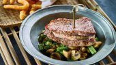 Dry-Aged-Rinderrücken mit grünen Bohnen, Champignons und Kefir-Krapfen