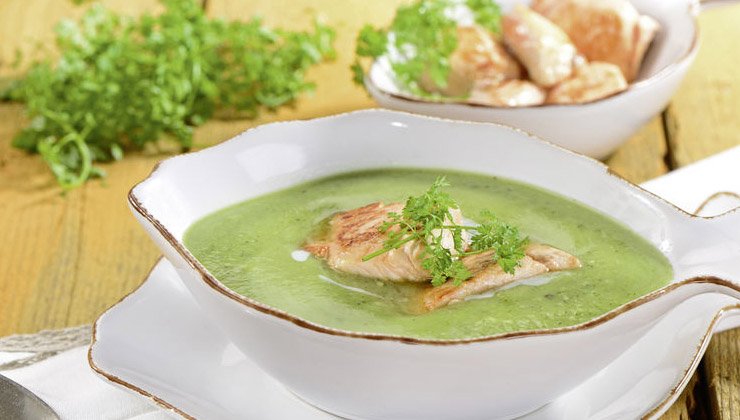 Buttermilch-Zucchini-Suppe mit Lachs
