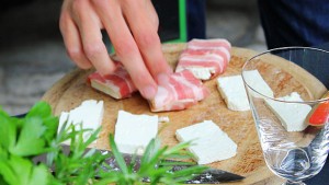 Grillrezept: Feta im Speckmantel