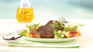 Rezept: Gegrilltes Jungrindsteak mit Vanilleöl und Spargel-Melonensalat