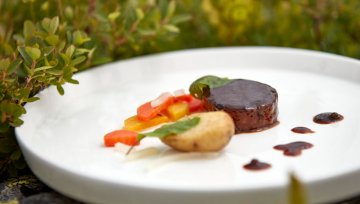 Almstüberl-Hackbraten mit Gemüsegröstl und Rüben-Kimchi
