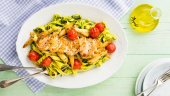 Bärlauchpesto-Pasta mit Hähnchenschnitzeln und Ofentomaten