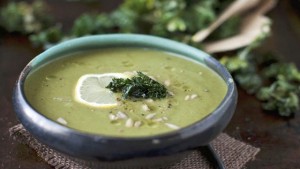 Rezept: Knollensellerie-Spinat-Suppe mit Grünkohl-Chips