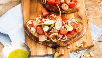 Rezept: Krustenbrot mit Tomaten-Kapernsalat und Basilikum