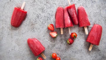 Erdbeeren mit Gemüse - Erdbeer-Tomaten-Eis am Stiel