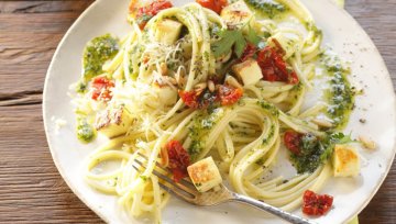 Linguine mit Petersilien-Zitronen-Pesto und Parmesan