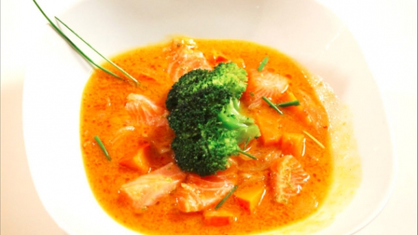 Rezept: Kürbis-Curry-Suppe mit Lachs und Brokkoli