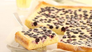 Rezept: Blechkuchen mit Blaubeeren und Sauerrahmguss