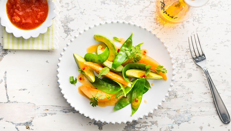 Sommersalat mit Melone, Avocado und Safran Dip