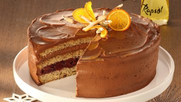 Glühwein-Torte mit Kirschen und Schokoladensahne