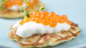 Rezept: Russische Blinis mit Kaviar und Sauerrahm