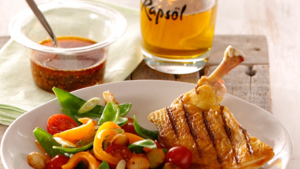 Rezept: Gegrillte Maispoulardenbrust in Cajun-Gewürzöl auf Zuckerschoten-Salat