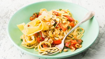 Herbstpasta mit Tomaten, Bergkäse und Haselnüssen