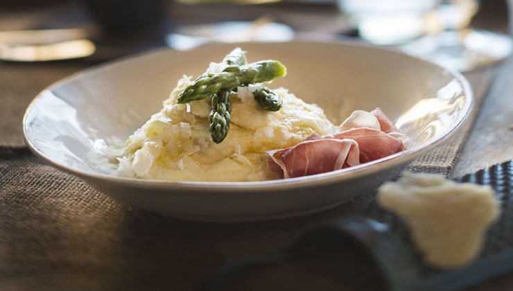 Kartoffelpüree mit grünem Spargel, Prosciutto und Parmesan