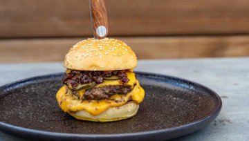 Rezept: Double Cheeseburger mit Bacon Jam und Smokey Tomato Chutney