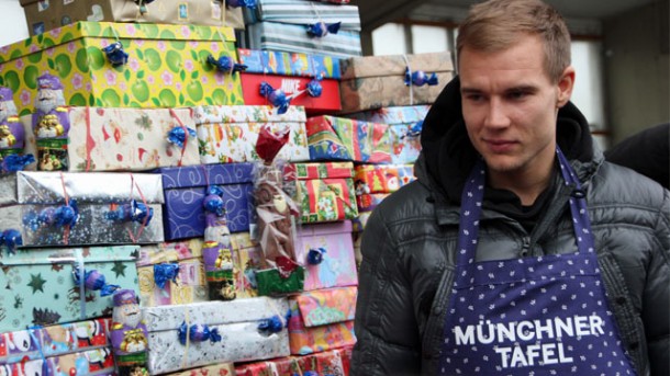 Badstuber verteilt Geschenke – Weihnachtsaktion der Münchner Tafel