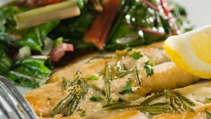 Rezept: Schnelles Rhabarber-Gemüse zu knusprig-gebratenem Fischfilet