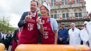 Frau Antje als Ehren-Waagmeisterin von Gouda vereidigt