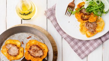 Bratwurst-Puffer mit Fenchel-Rauke-Salat