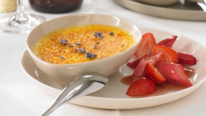 Lavendel-Crème Brûlee mit Erdbeer-Rhabarber-Ragout von Cornelia Poletto