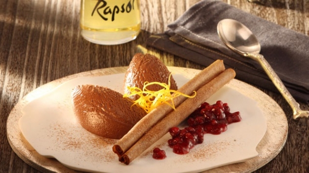 Rezept: Lebkuchenmousse mit Vanille-Preiselbeeren und Zimtstangen