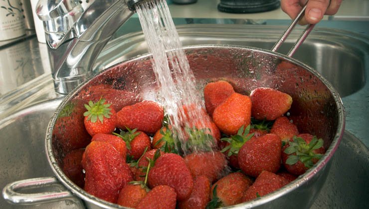 So wäscht man Erdbeeren richtig