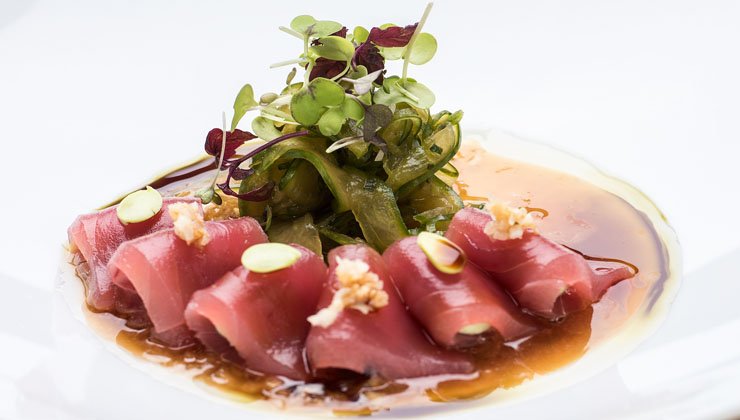 Yellow Fin Tuna Sashimi mit Edamame, Shiso-Gurkensalat und Soja-Zwiebel-Marinade