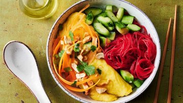 Rezept: Rote-Bete-Glasnudel-Bowl mit Omelette