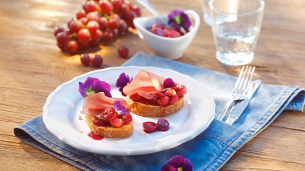 Rezept: Crostini mit Traubenchutney und blauen Blüten