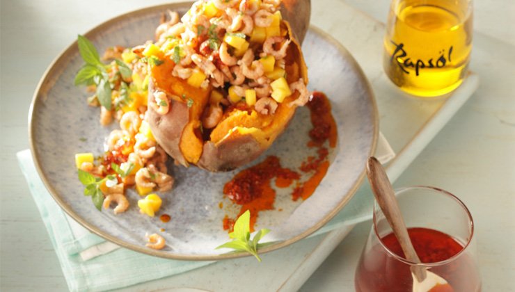 Ofen-Süßkartoffeln mit Nordseekrabben, Mango und Harissa-Rapsöl