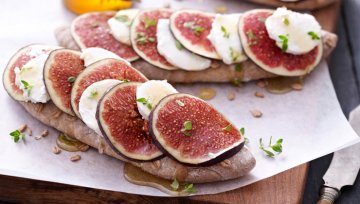 Feigen-Senf Brot mit Ziegenfrischkäse