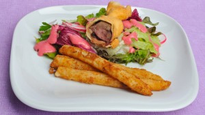 Rezept: Bunter Salat mit Himbeer-Dressing, frittiertem Spargel und Entenleber
