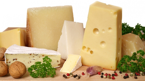 Ernährungsmythen aufgedeckt – Schließt Käse den Magen?