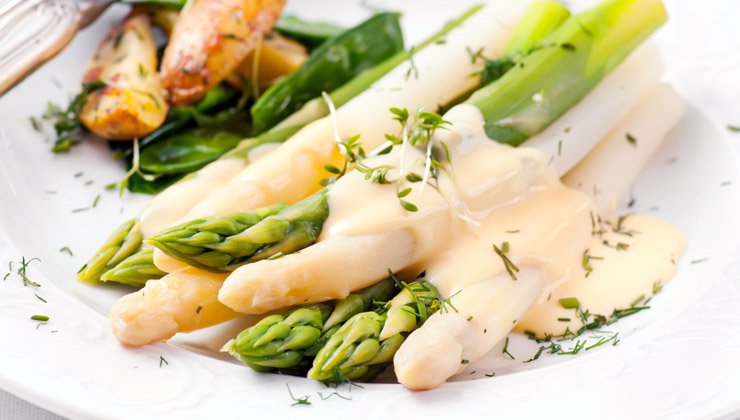 Spargel mit Bier-Hollandaise