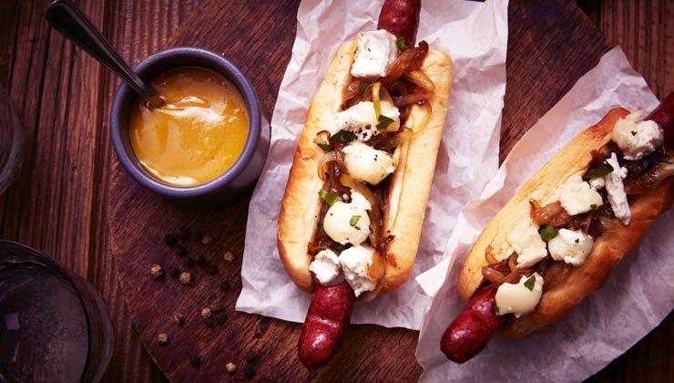 Hot Dog mit süßen Zwiebeln und Ziegenkäse-Crumble