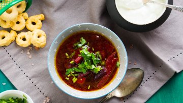 Rotes Kokos-Süppchen mit Koriander und Sesam