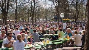 Die Geschichte des Biergartens – Mit Wurstsalat-Rezept