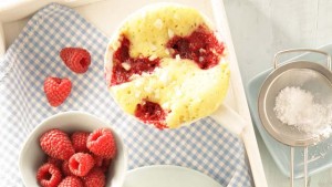 Rezept: Tassenkuchen mit Joghurt und Himbeeren